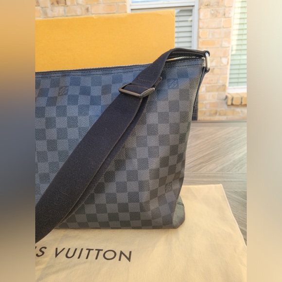 Damier Graphite Mick GM Messenger Bag - Picture 4 of 16